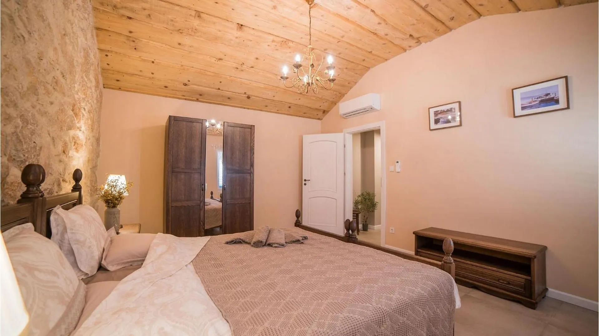 Villa Castello Suzan 0*,  Croatia